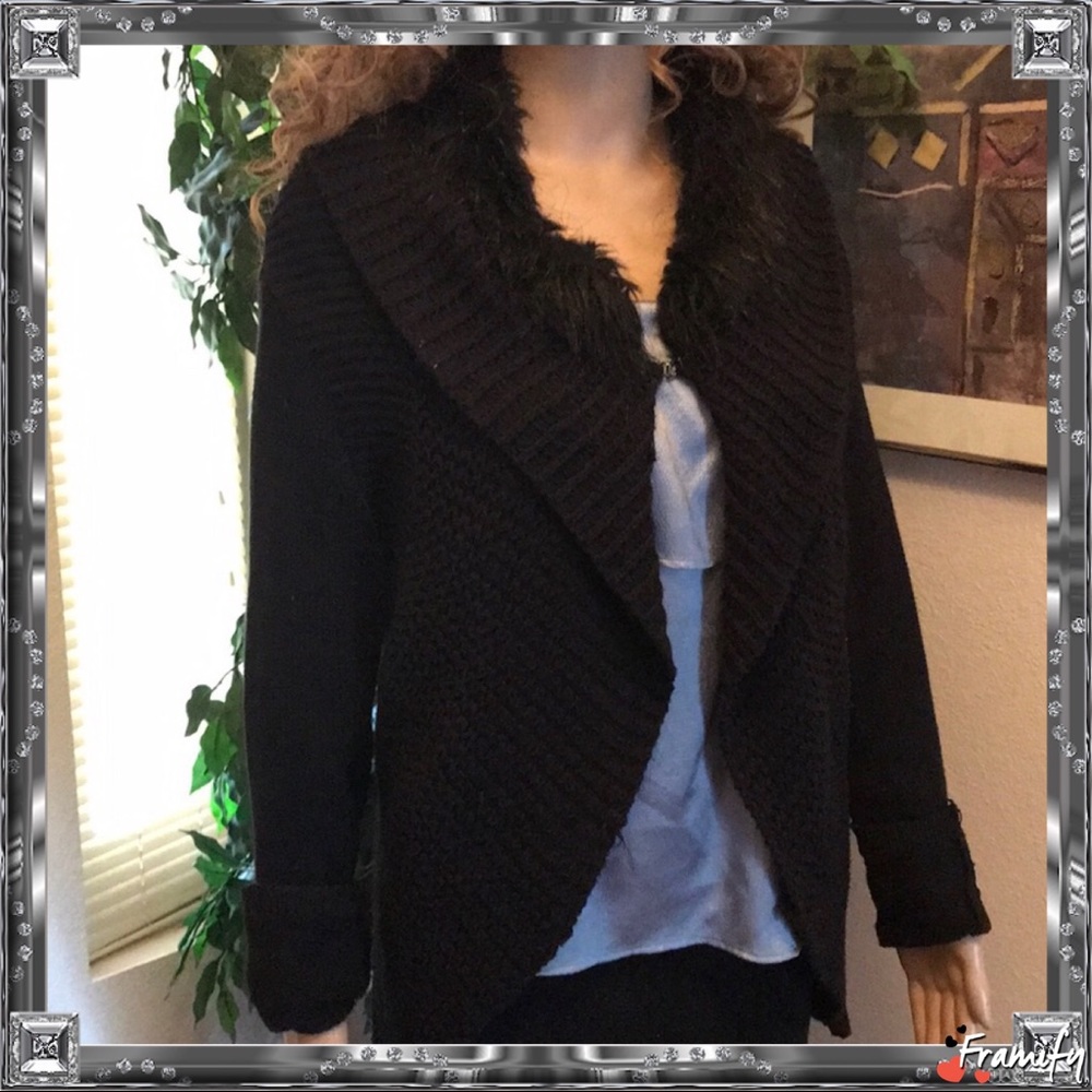 Black Sweater With Fur Collar sz med